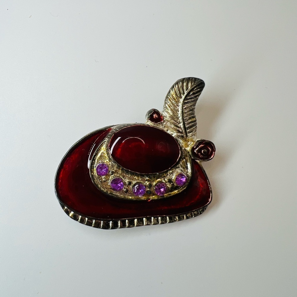 Vintage Red Hat Brooch Gold Tone Rhinestone Fedora Pin